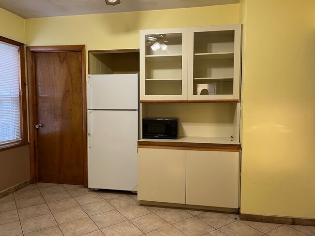 Building Photo - 10 Hill St Unit 1 Rental