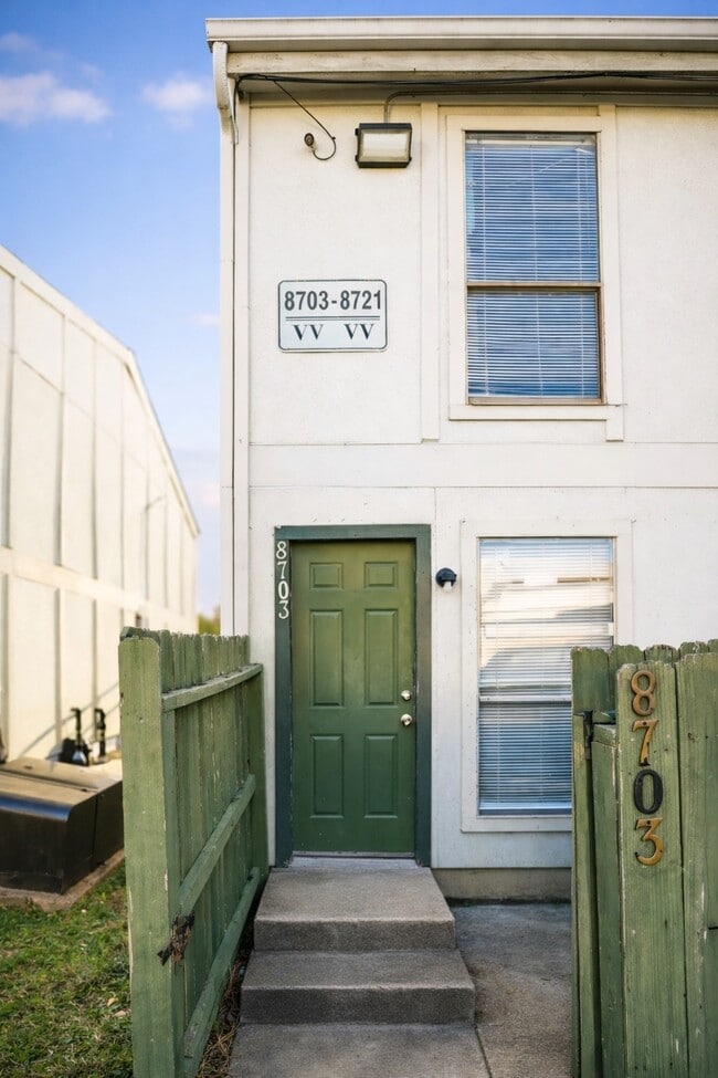 Building Photo - 8703 Victorian Village Dr Unit 8703