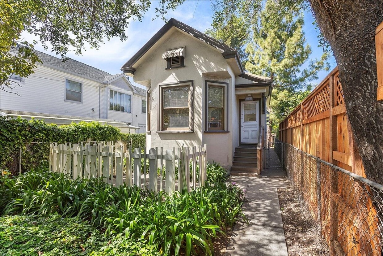 Photo - 913 Central Ave - 2 bedroom | 1 bath | Back house