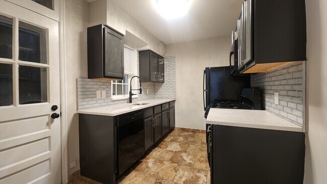 Building Photo - ***Dogtown***Beautiful Two Bedroom Available Soon!***In Unit 1014 - 2NW