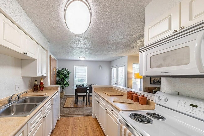 Kitchen - Arbor Creek Apartments
