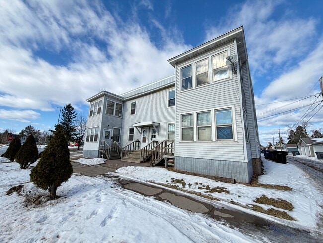 Building Photo - 2 Bedroom w/ Garage Option - AVAILABLE APRIL 24TH! Unit 1717 N 26th St