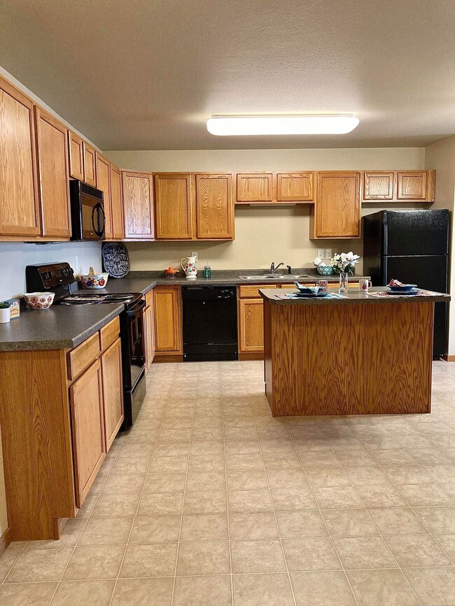 Building Photo - Spacious 1 Bed 1 Bath with Laundry in Unit 940-204