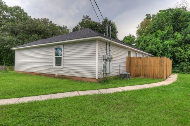 Photo - 2bd/2ba Duplex available now House