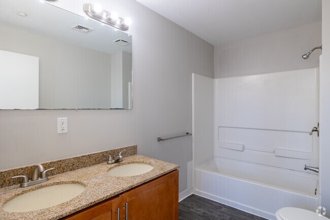 2BR, 1BA - 676SF - Bathroom
