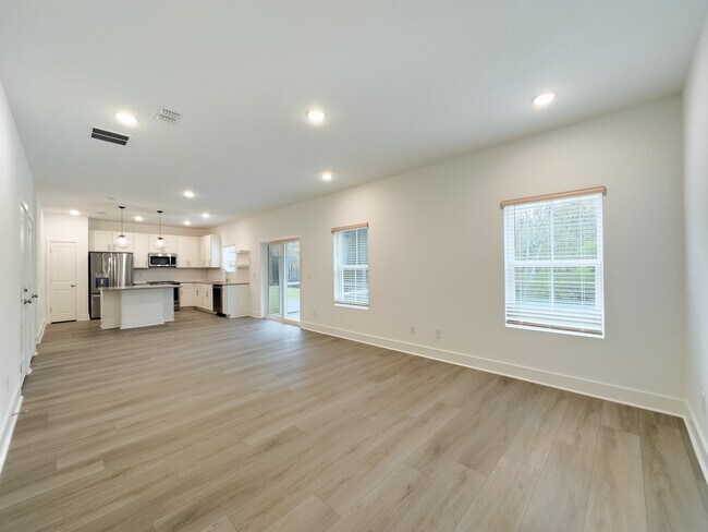 Photo - 126 Kingswood Cir