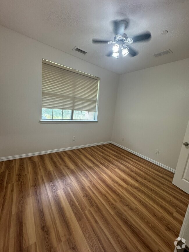 Building Photo - 1355 Chase Ln Rental