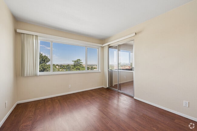 Vaulted Ceiling, 2BR, 2BA - 872SF - Primnary Bedroom