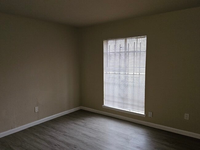 Building Photo - 6815 Beachwood St Unit 3
