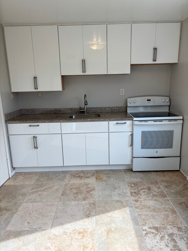 Photo - 6742 Snowdon Ave