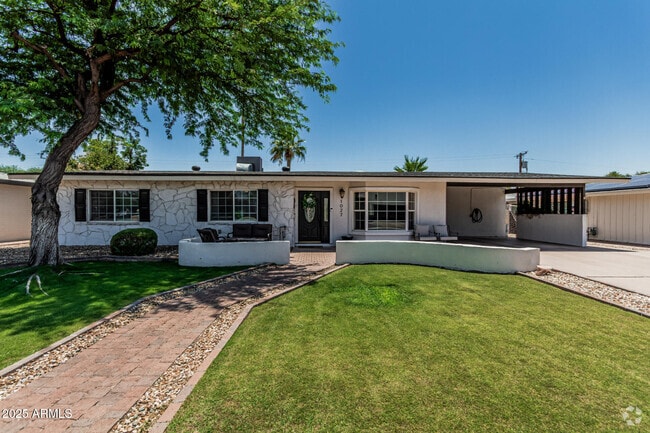 Building Photo - 1027 E Palmaire Ave Rental