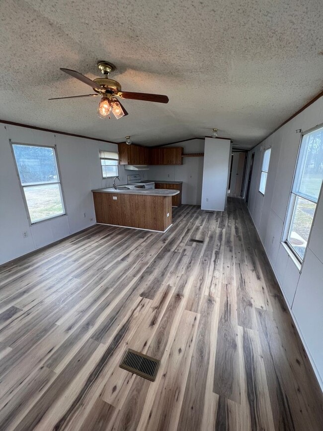 Photo - Mobile Home with 2 Bed 1 Bath in Benton Unidad lot 65