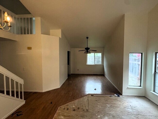 Photo - Beautifully Refreshed Home in a Family Nei...