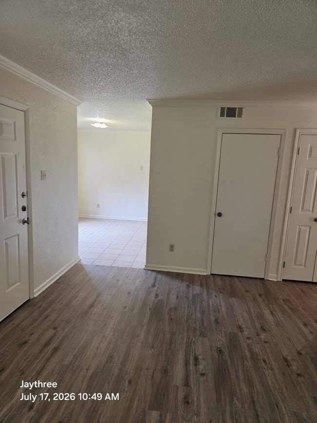 living room - 1511 E Beverly Dr Unit Oakpark 1511