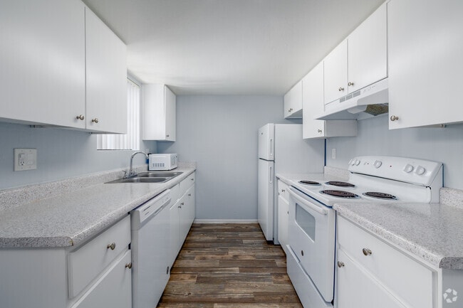 2BR, 2BA - 943SF - Kitchen - Harrison Park
