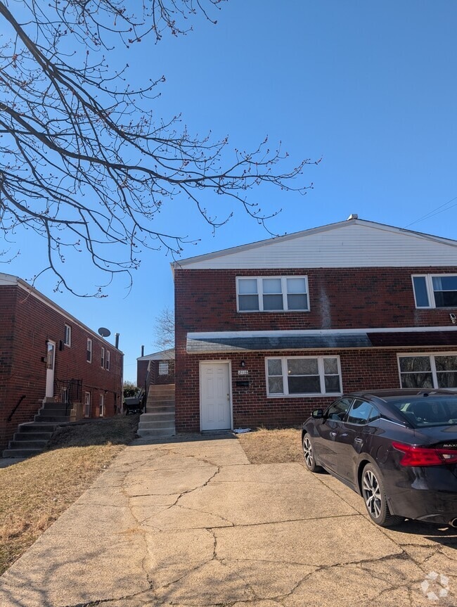 Building Photo - 2116 Strahle St Rental