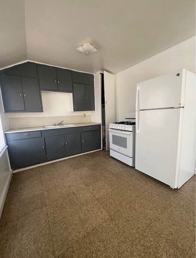 Photo - 718 W Avenue C Unit B