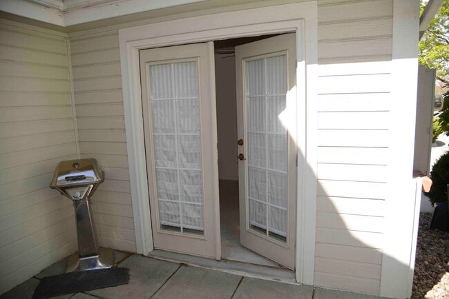 Side Room - 648 S Yarrow St