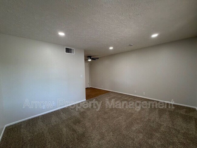 Photo - 2338 Lynn St