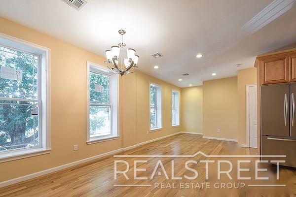 Photo - Renovated 3 BR 2 BA in Crown Heights Unidad 3