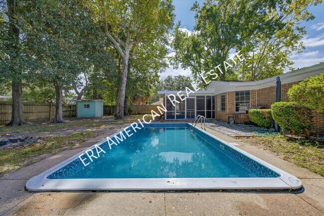 Photo - 614 Merioneth Dr NE