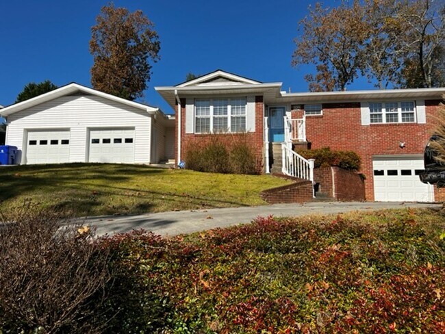 Photo - Oak Ridge 37830 - 3 bedroom, 1.5 bath home upstairs with basement bonus room - Call Troy Adams 86...