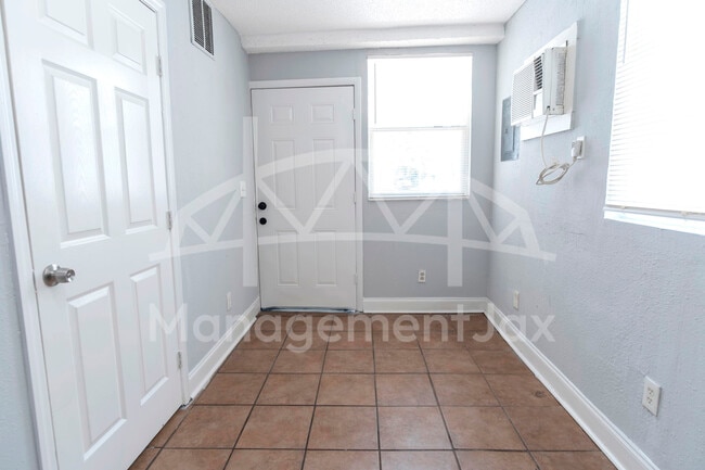 Photo - 1044 W 28th St