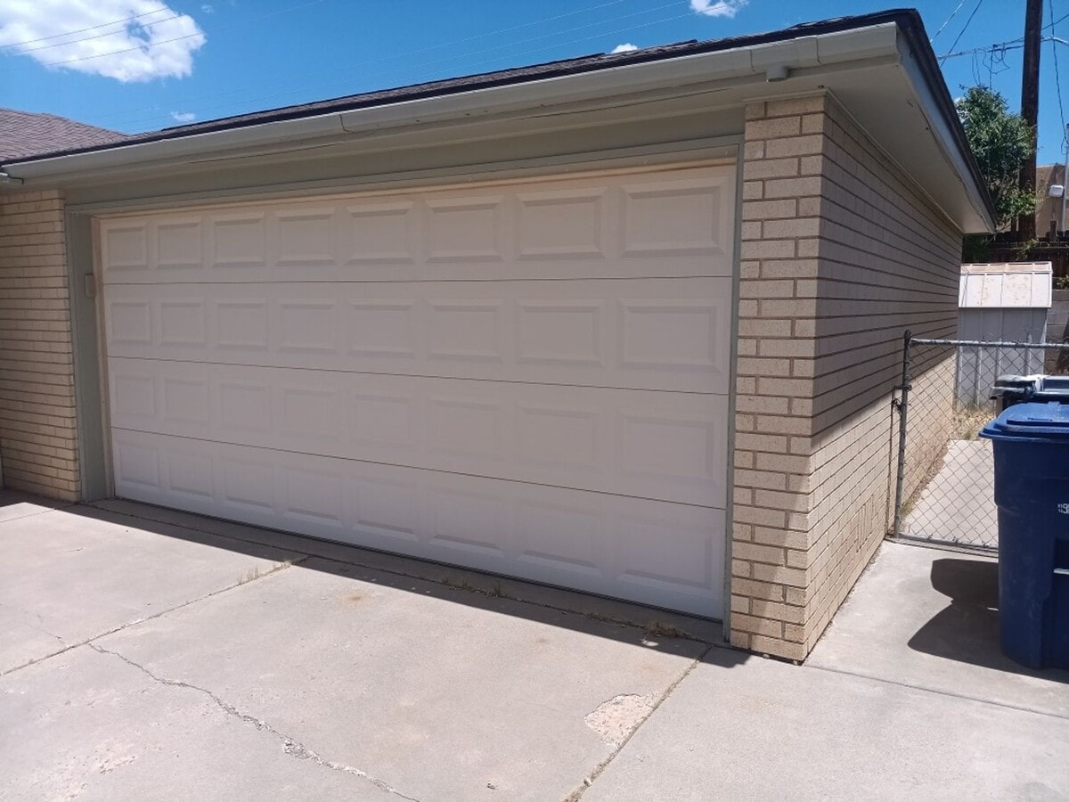 3 Bedroom, 1.5 Bathroom Home! Schedule a Showing! - 3 Bedroom, 1.5 Bathroom Home! Schedule a Showing!