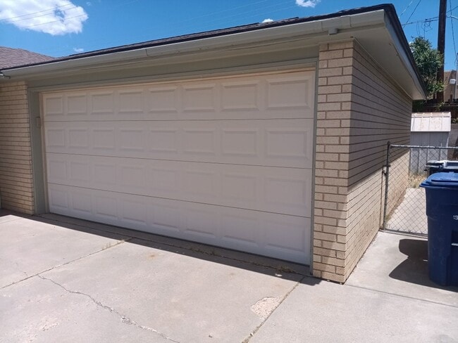 Building Photo - 3 Bedroom, 1.5 Bathroom Home! Schedule a Showing!