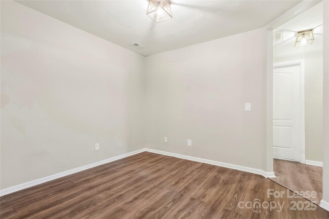 Photo - 530 Stonehenge Dr