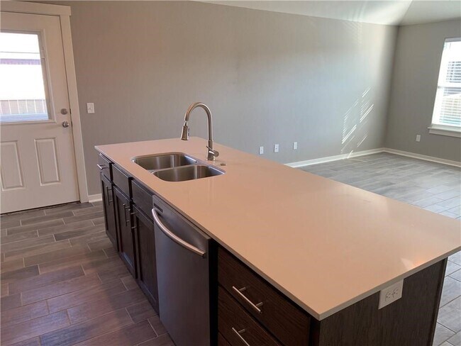 Photo - 702 W Weymouth