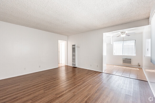 2BR, 1BA - 888SF - Dining Room/Living Room