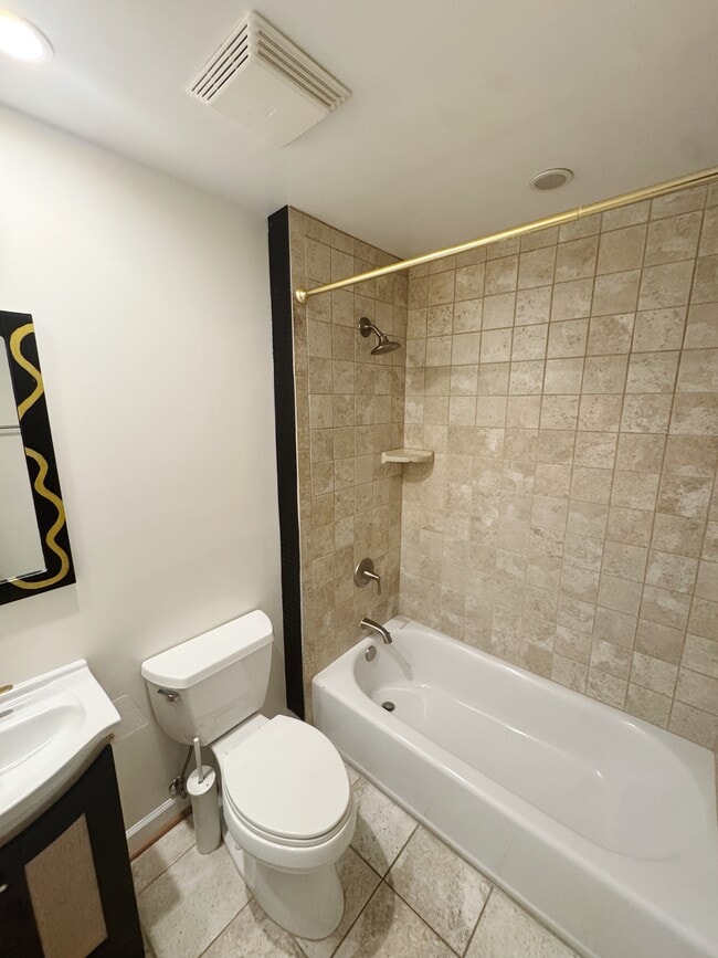 Photo - 2242 Ontario Rd NW Unit 2