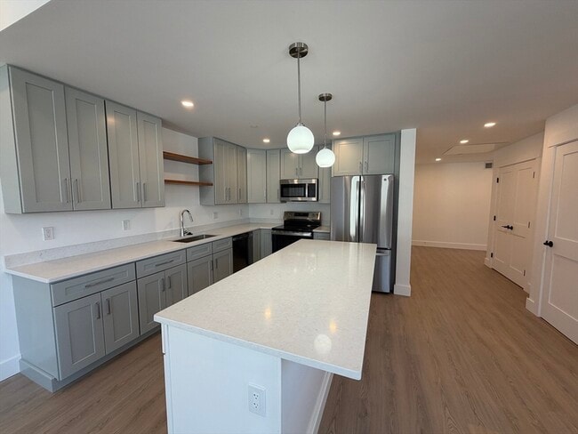 Building Photo - 1060 Main St Unit 305