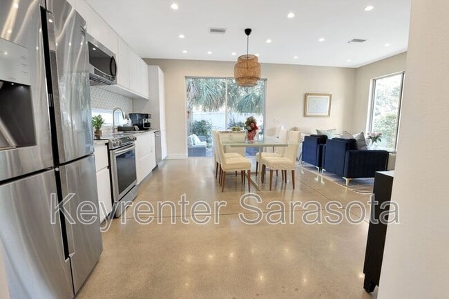 Photo - 2056 Roselawn St