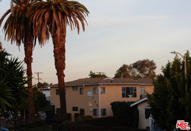 Photo - 533 W 75th St Unit 3