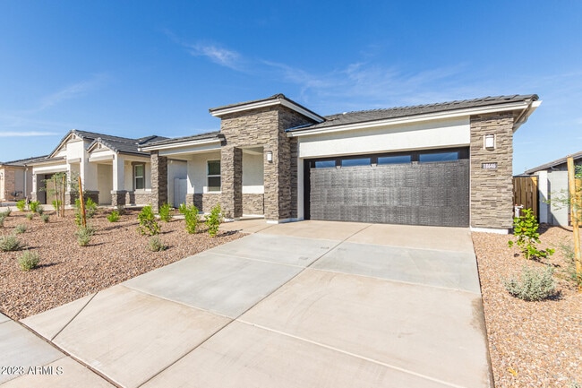 18646 W Buckskin Trl