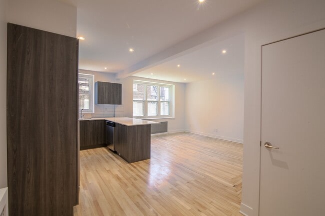 Building Photo - 2105 Rue Chomedey Unit 3