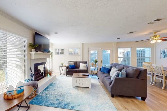 Photo - 3935 Knollcrest Dr