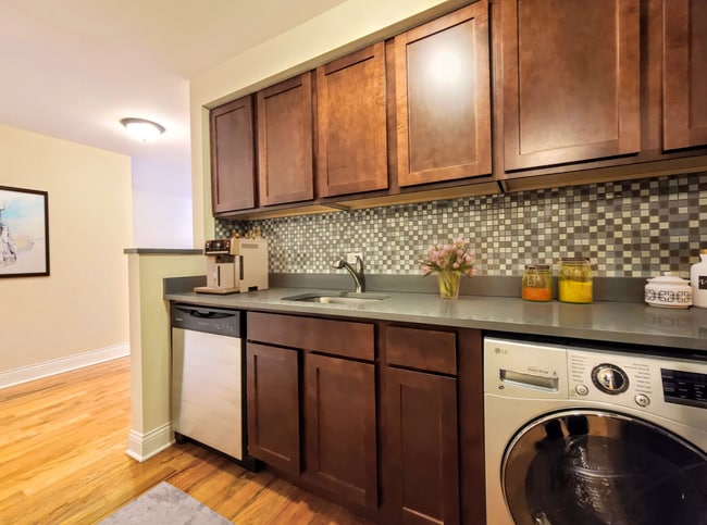 Photo - 555 W Arlington Pl