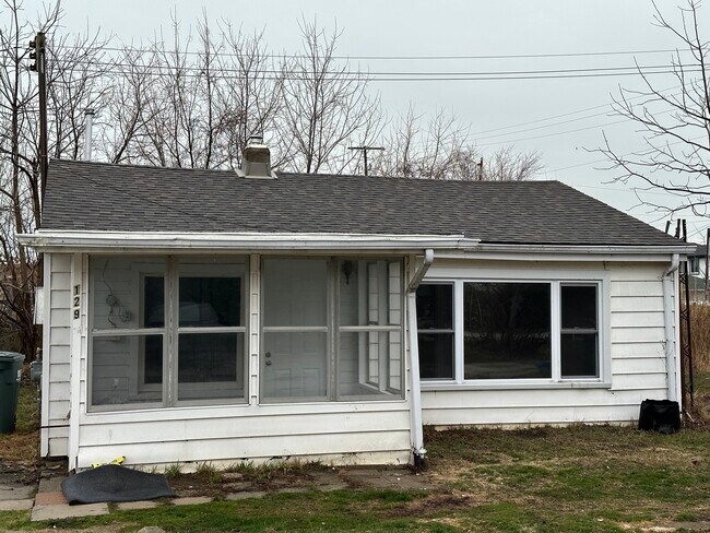 Building Photo - Charming Cottage-Like Belle River Home