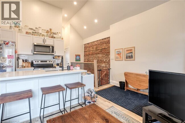 Photo - 64 Oxford St