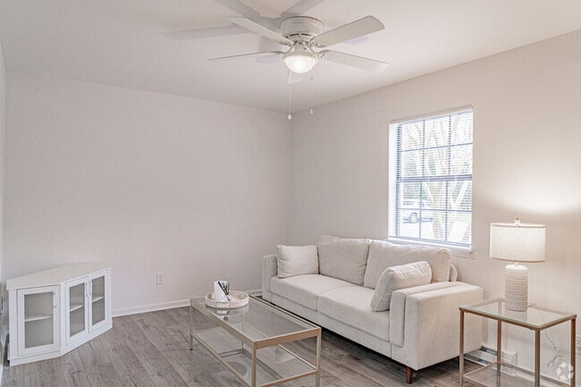 1BR, 1BA - 650SF - Living Room
