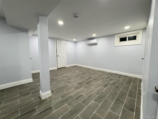 Photo - 107-15 223rd St