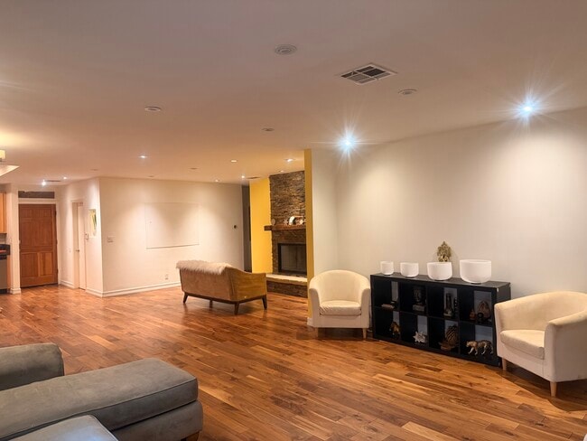 Photo - 22453 Clarendon St