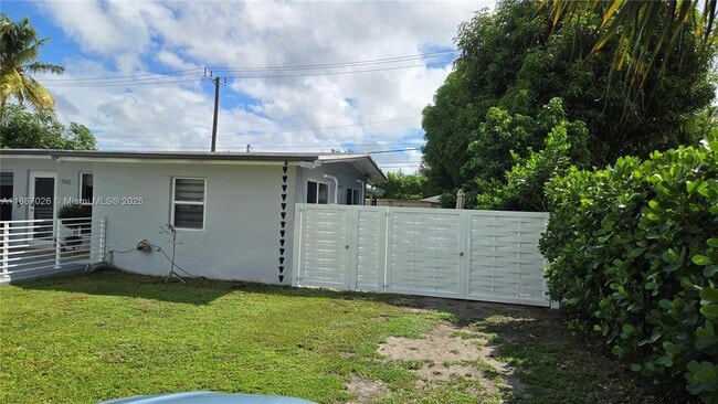 Building Photo - 960 SW 42nd Ave Unit A