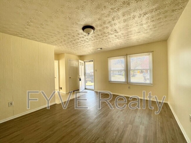 Photo - 649 Chapelview Dr