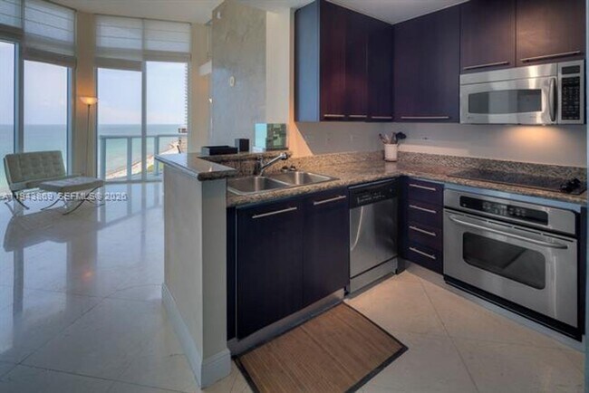 Building Photo - 6515 Collins Ave Unit 6515 Collins Ave appt 1804