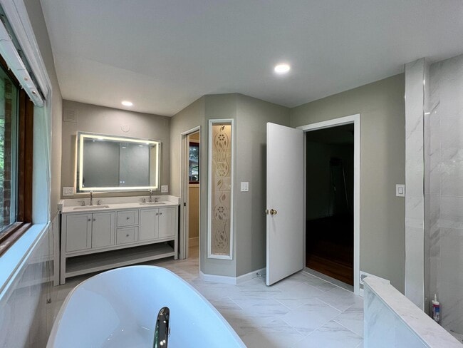 Building Photo - 6710 Persimmon Tree Rd