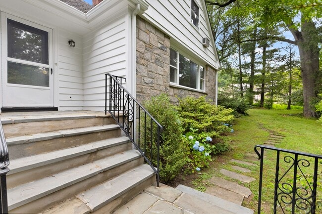 Photo - 18 Hemlock Dr House